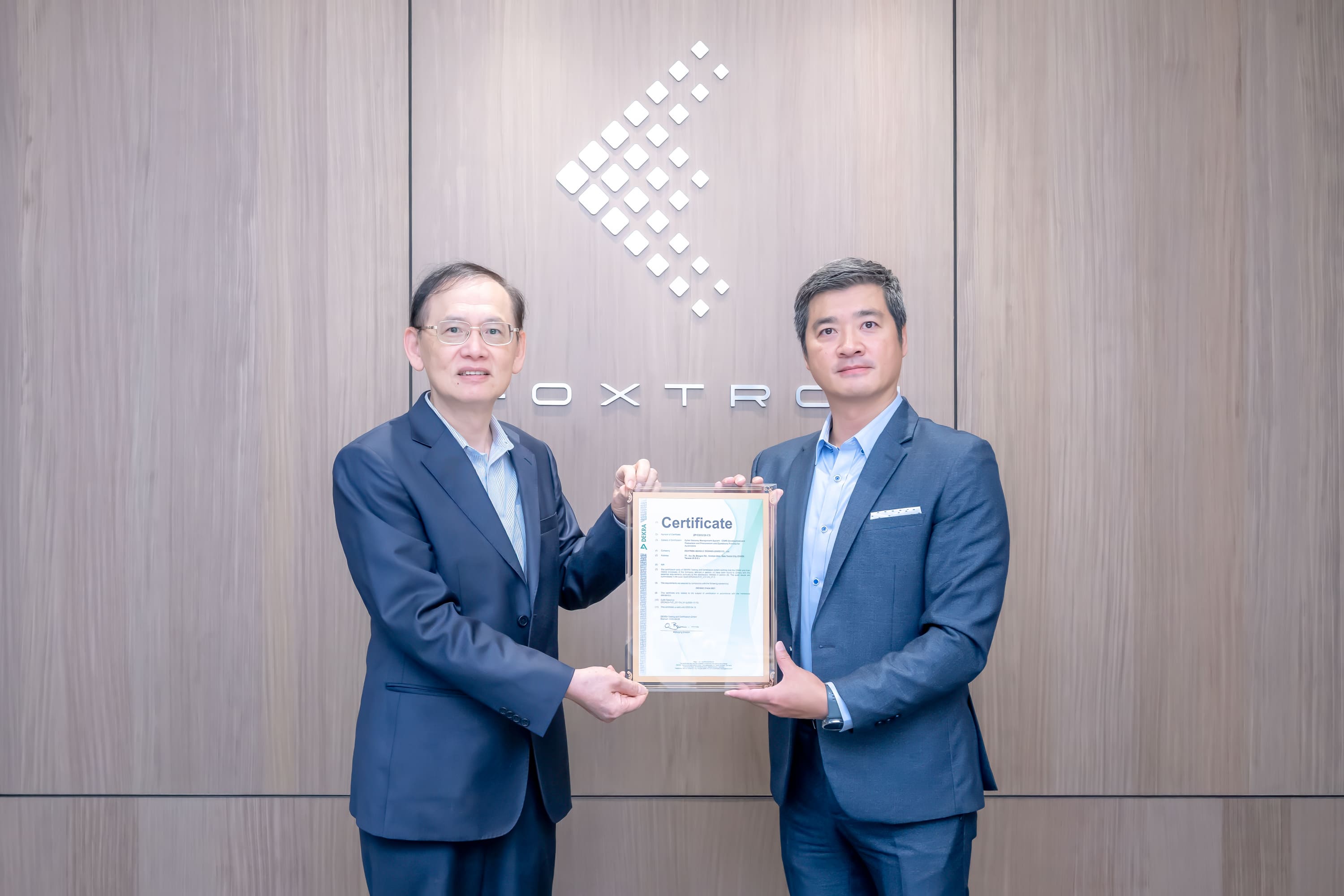 DEKRA 德凱董事總經理李俊儀（左）頒發 ISOSAE 21434 與 ISO 24089 證書予鴻華先進總經理陳清亞(右)